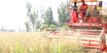 Director Agriculture Chowdhury Mohammad Iqbal visits SMF Allowpora Shopian